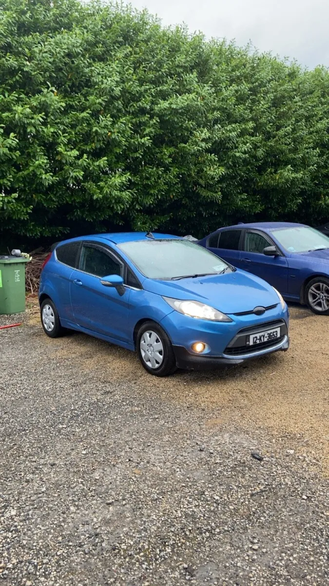 Ford fiesta car - Image 2