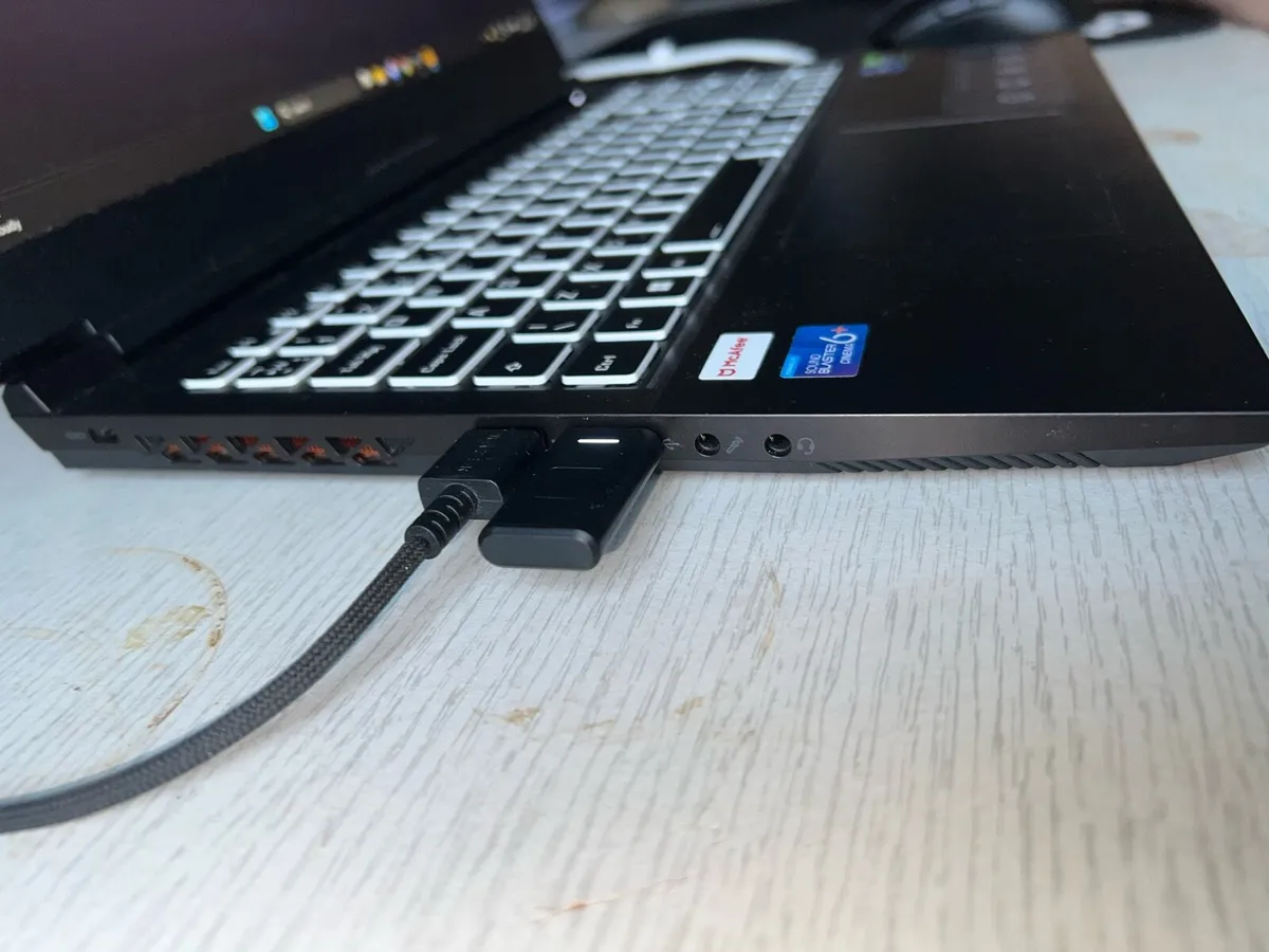 Medium Erazer E30 Gaming Laptop - Image 3