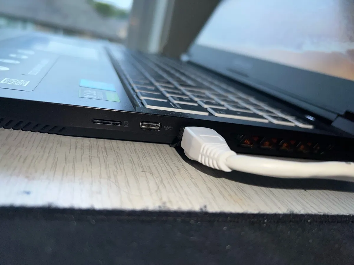 Medium Erazer E30 Gaming Laptop - Image 4