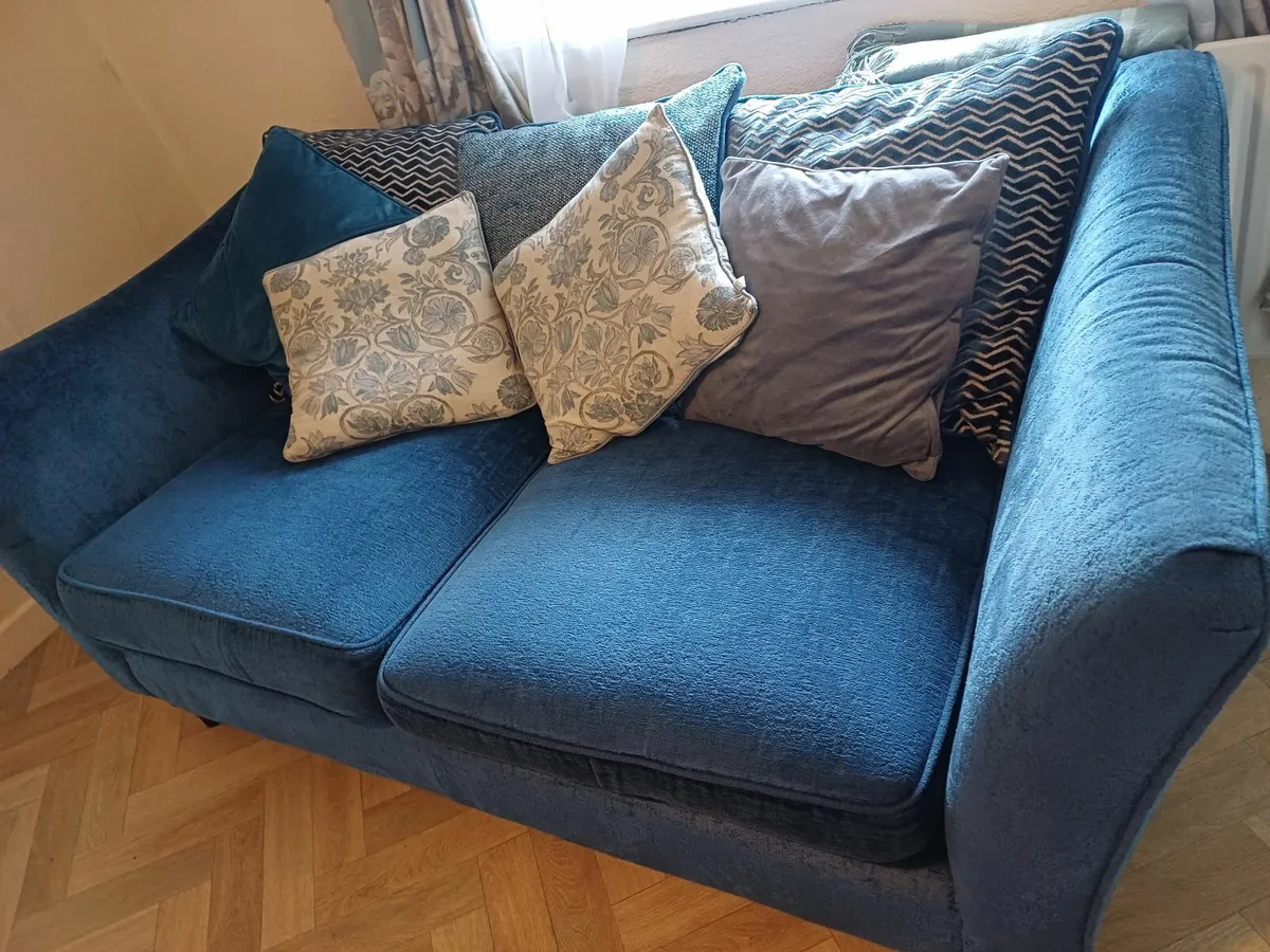 2 seater couch - Image 1