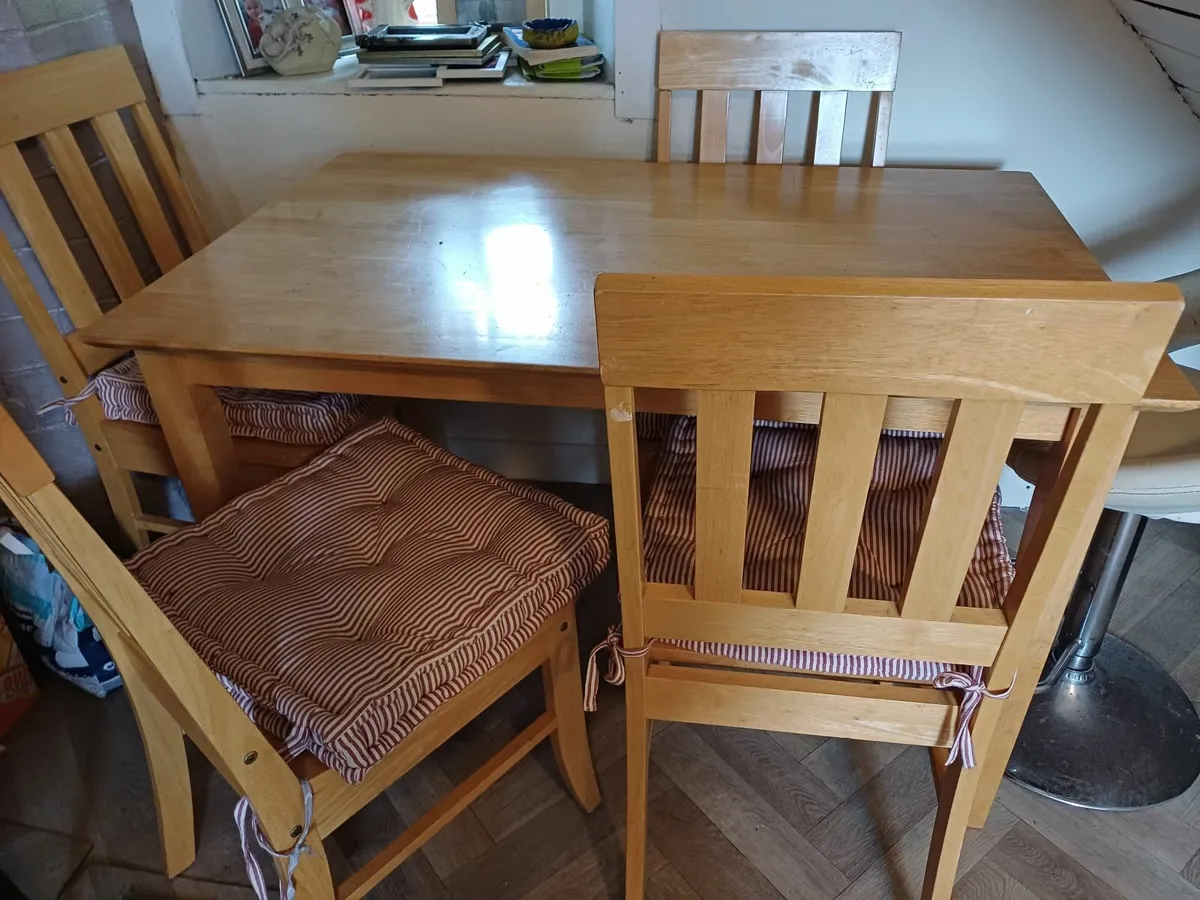 Table and chairs - Image 1