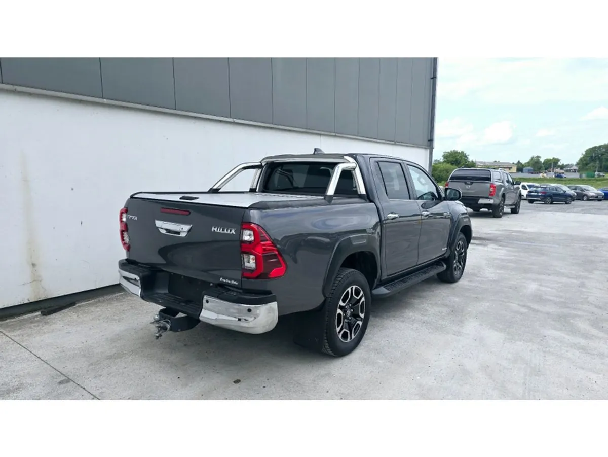 Toyota HiLux Invincible D-4d 4WD - Image 4