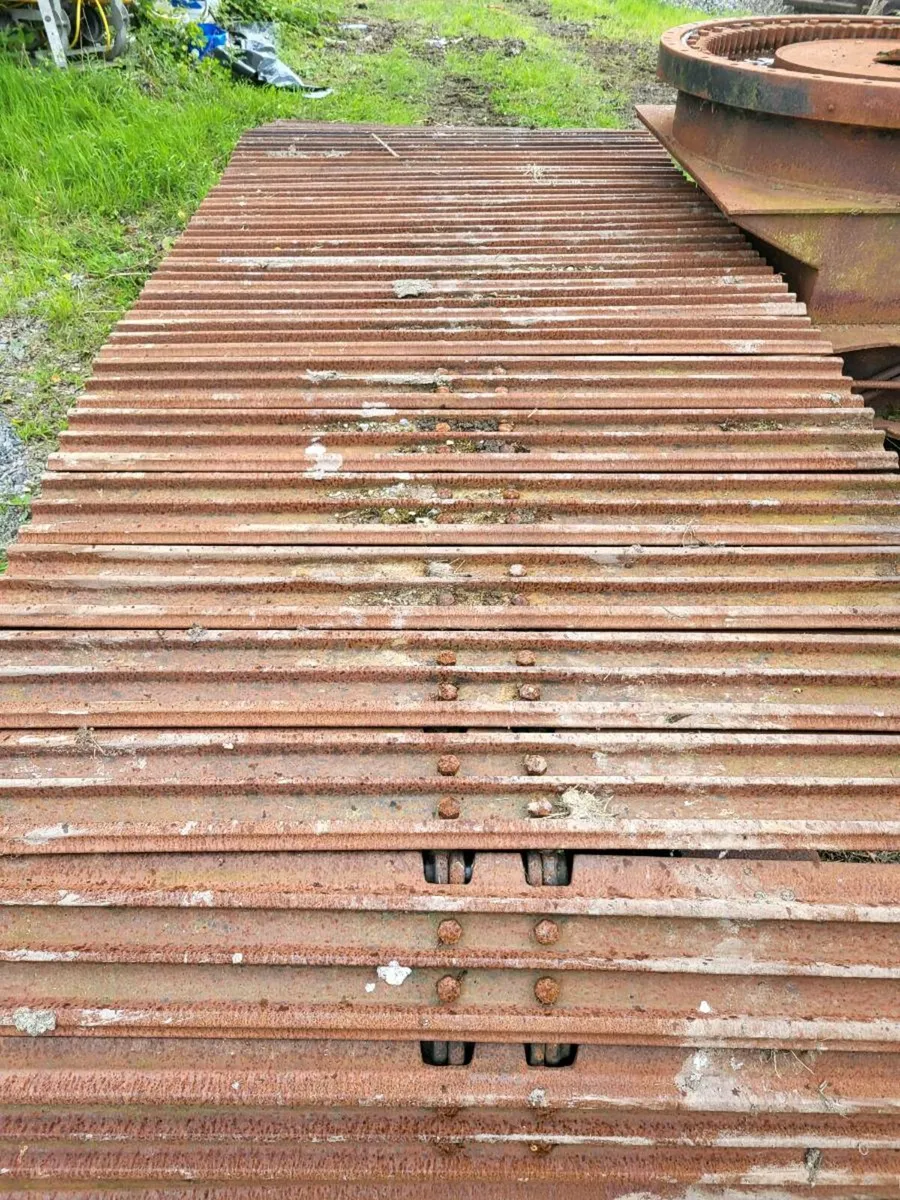 Undercarriage of Hitachi EX100 - Image 2