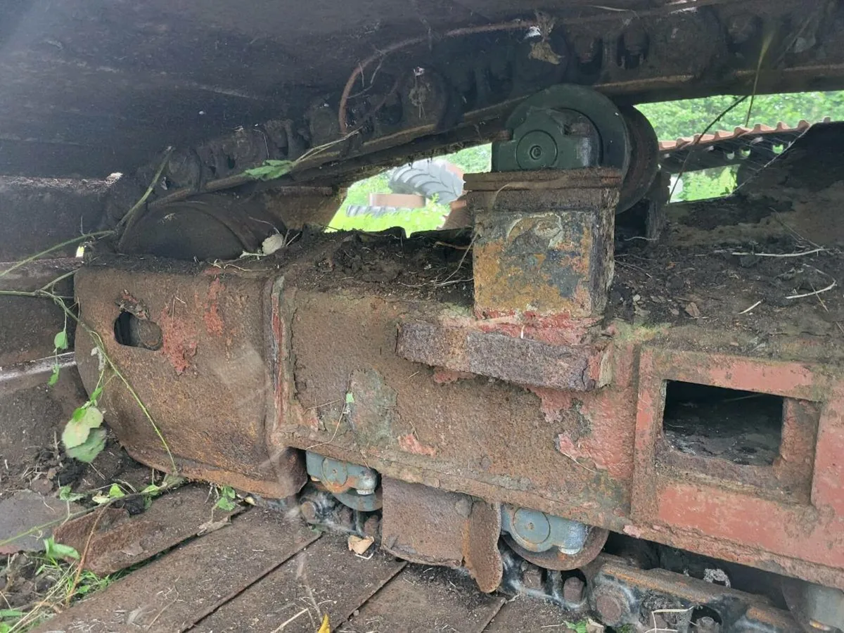 Undercarriage of Hitachi EX100 - Image 3