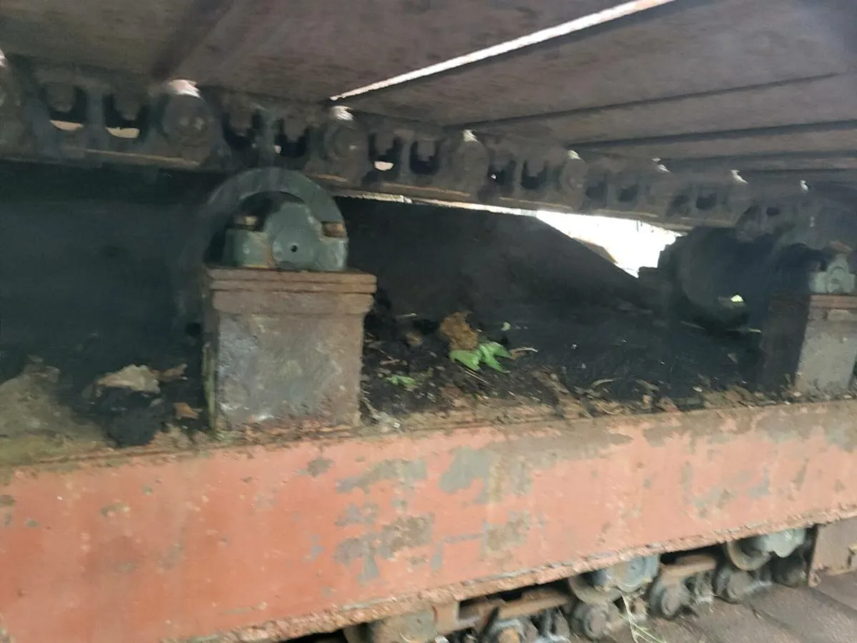 Undercarriage of Hitachi EX100 - Image 4