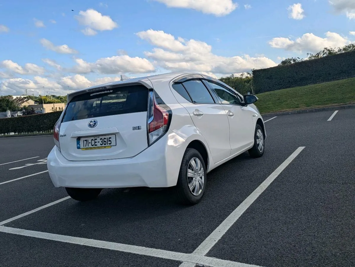 Automatic hybrid Toyota aqua - Image 2