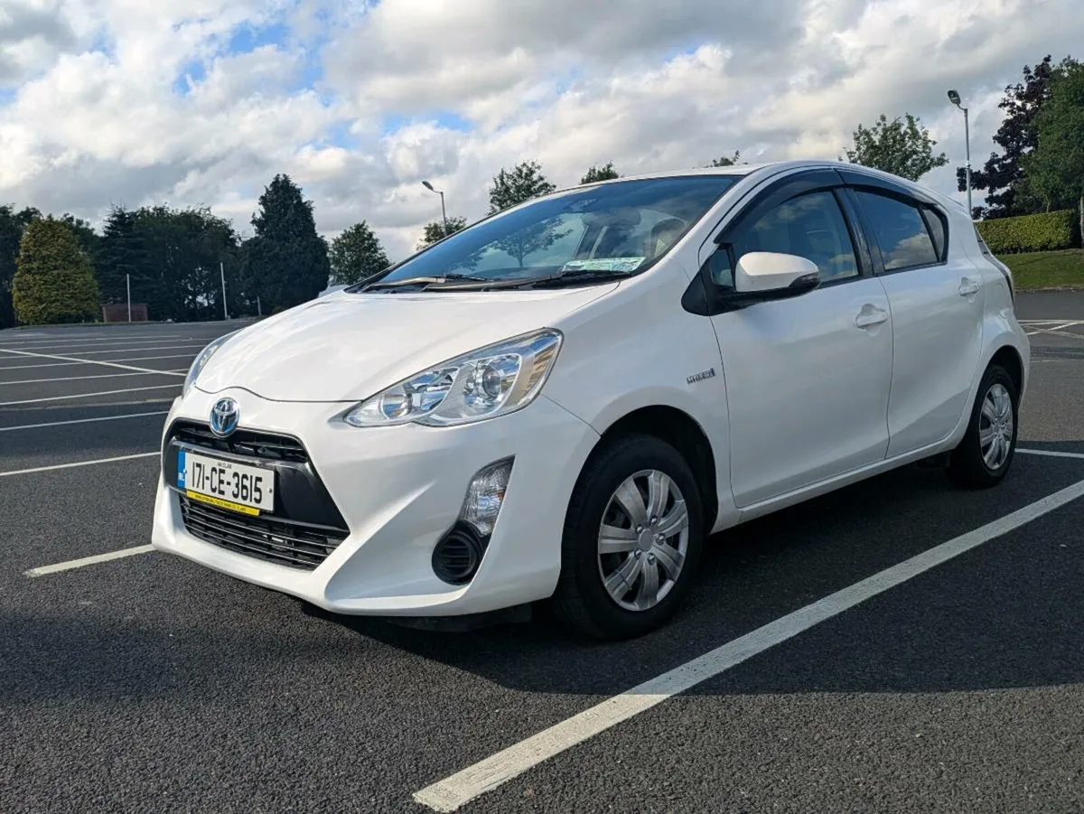 Automatic hybrid Toyota aqua - Image 3