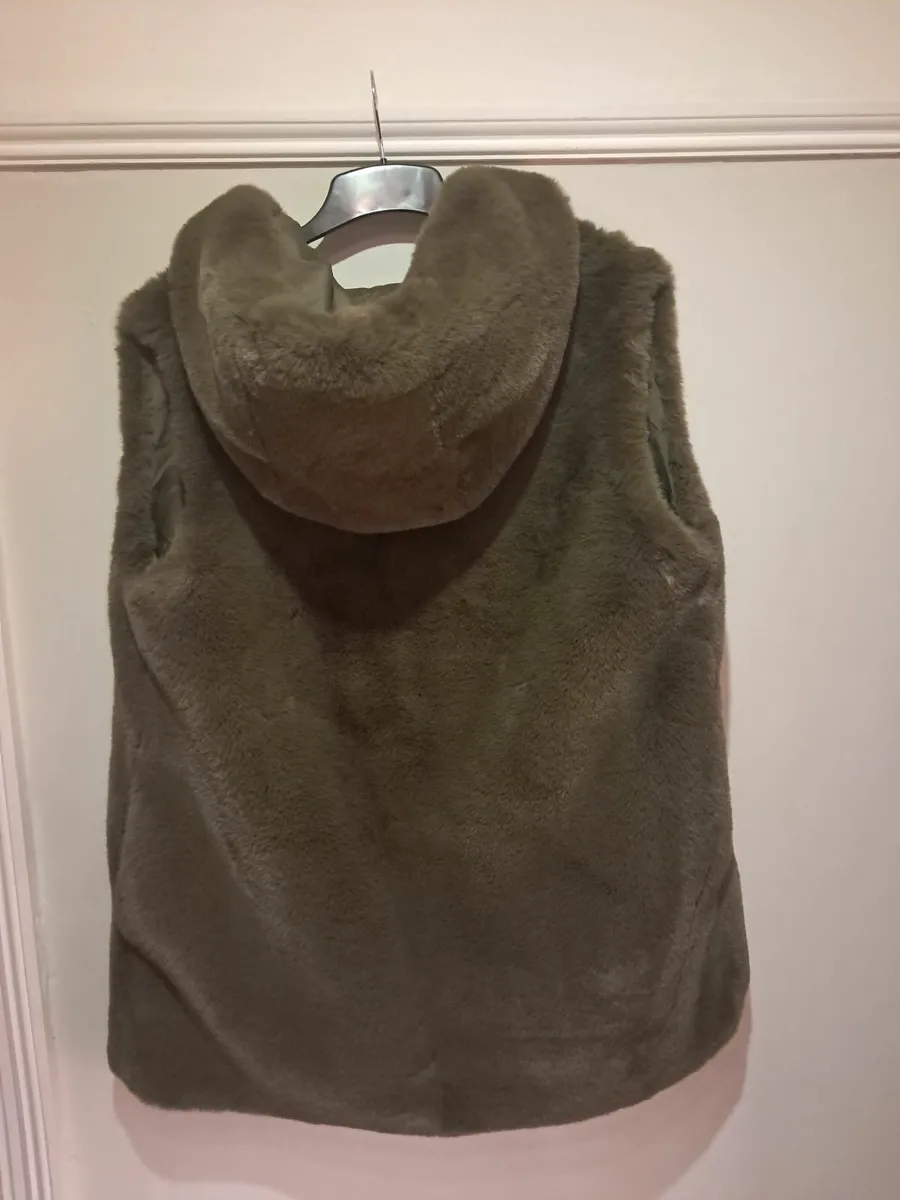 Sleeveless faux-fur jacket wth hood, zip & pockets - Image 1