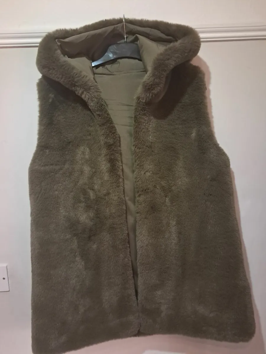 Sleeveless faux-fur jacket wth hood, zip & pockets - Image 2