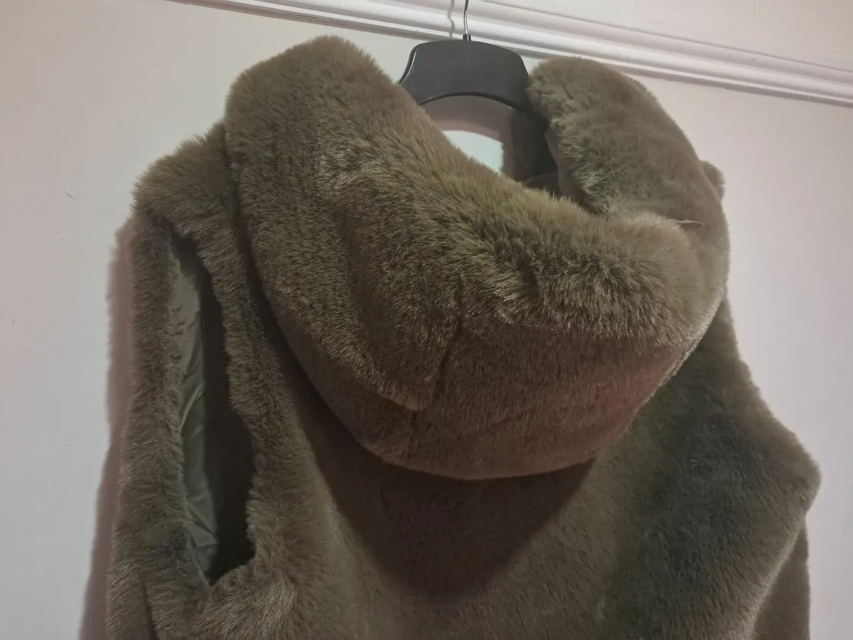 Sleeveless faux-fur jacket wth hood, zip & pockets - Image 4