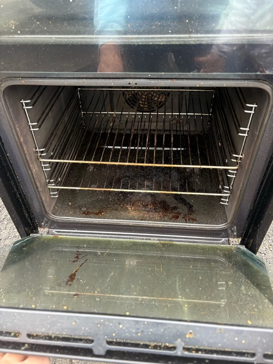 Cooker and hob - Image 3