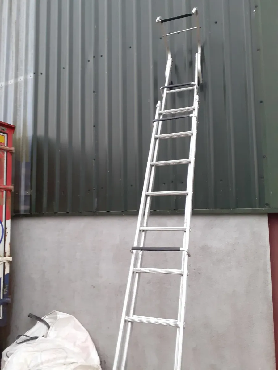ROOFING LADDER - Image 1