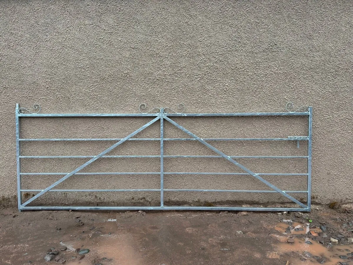 Estate fencing gate