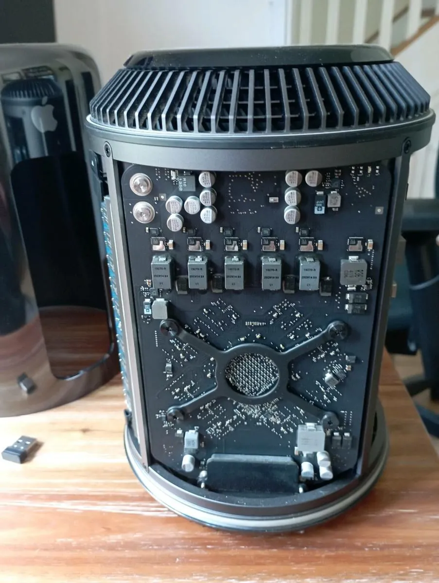 Mac Pro 6,1 - Image 2