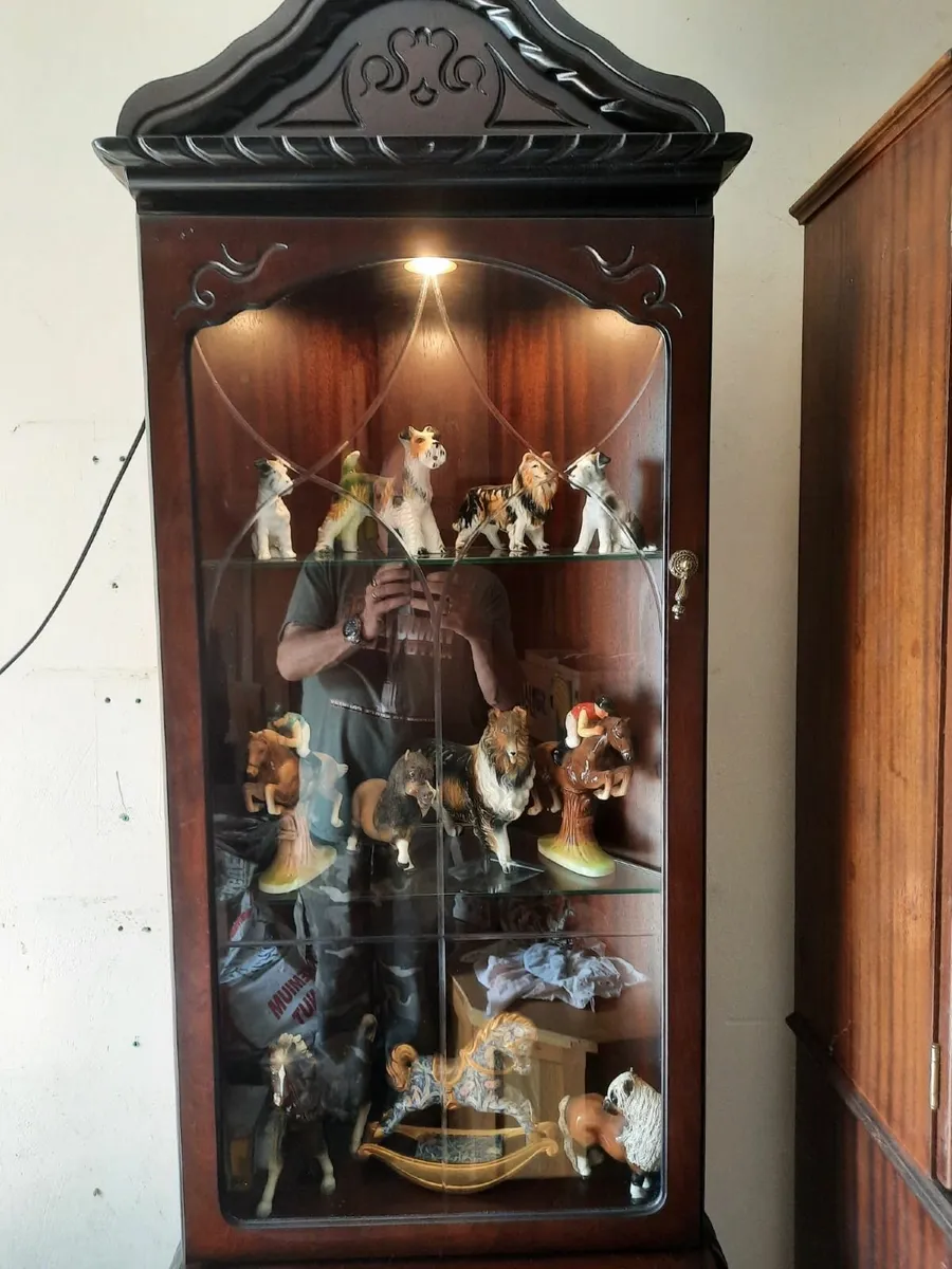 China cabinet - Image 1