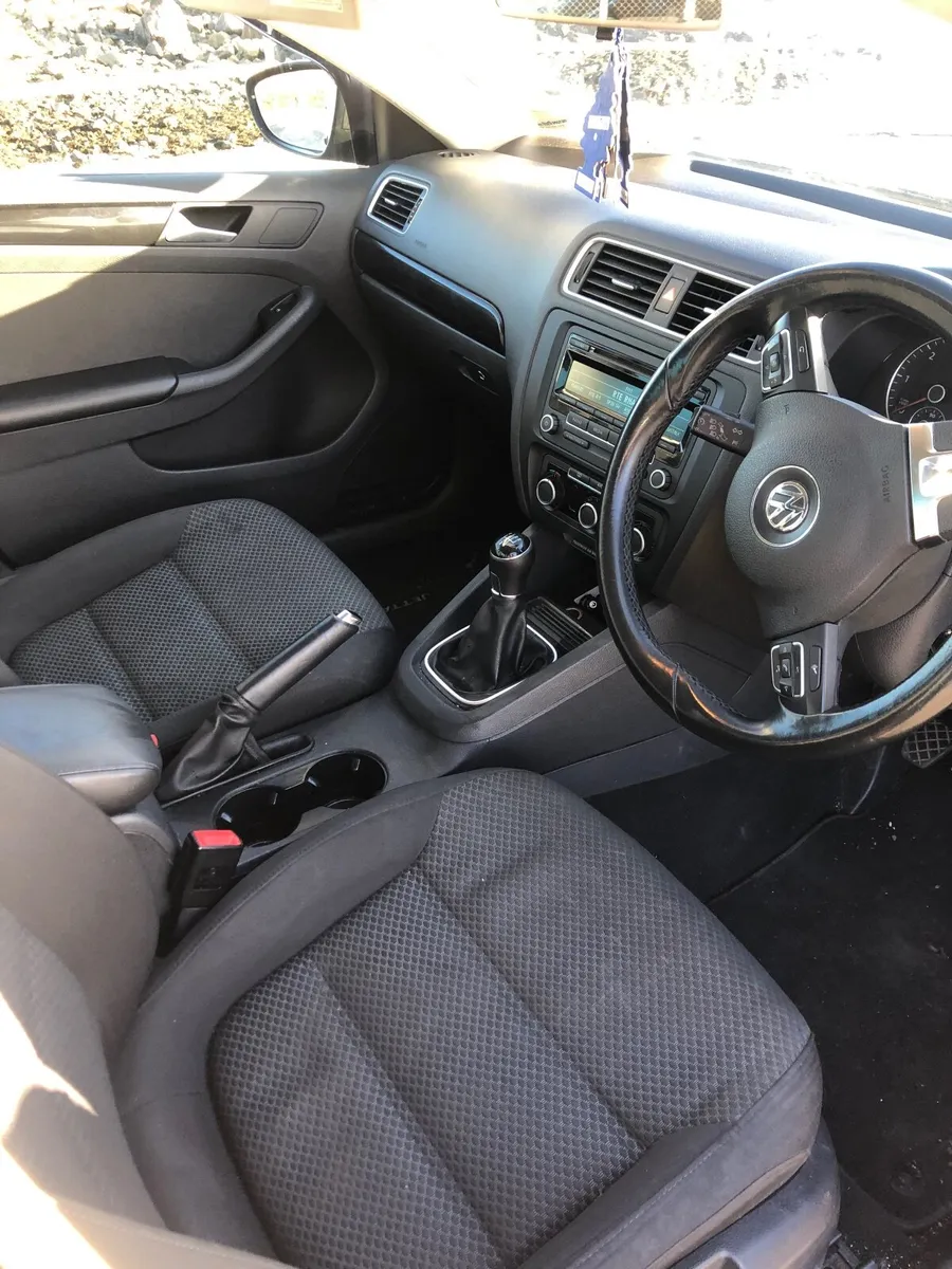 Volkswagen Jetta 2014 - Image 2
