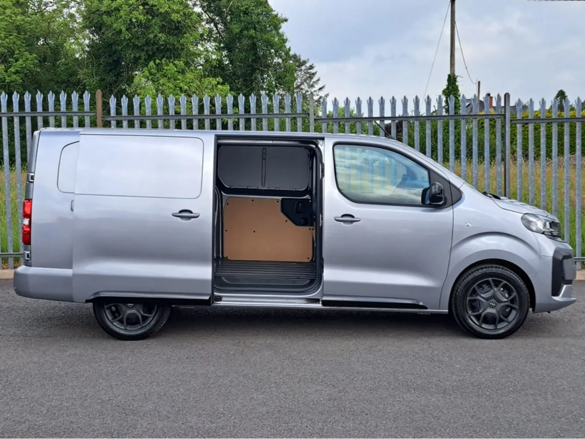 Opel Vivaro Sportive 2.0td 145BHP L2h1  reversing - Image 4