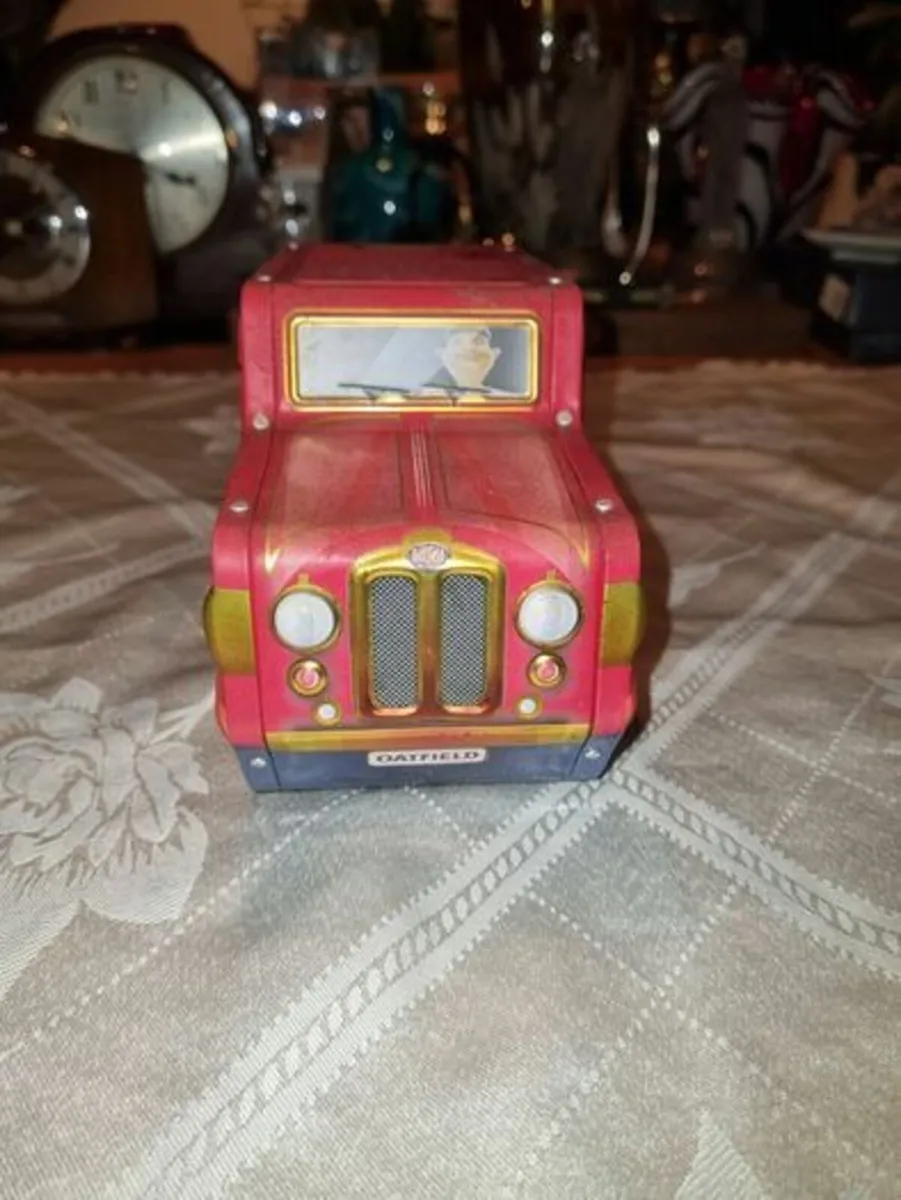 Vintage Car Shaped Tin Can - Collen Oatfield - Image 4