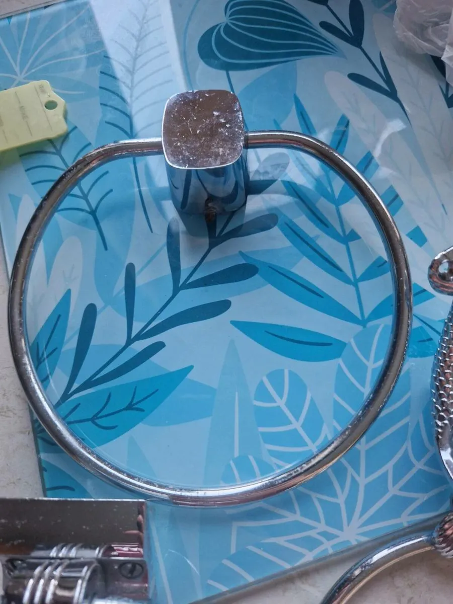 Bathroom accessories - Image 1
