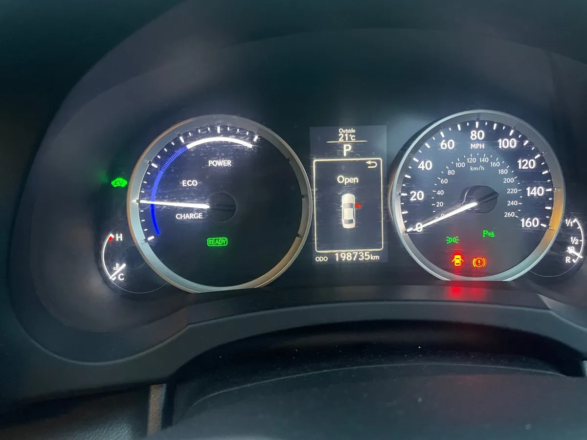 Lexus IS 2015 Hybrid - New NCT 04/27 - Image 2