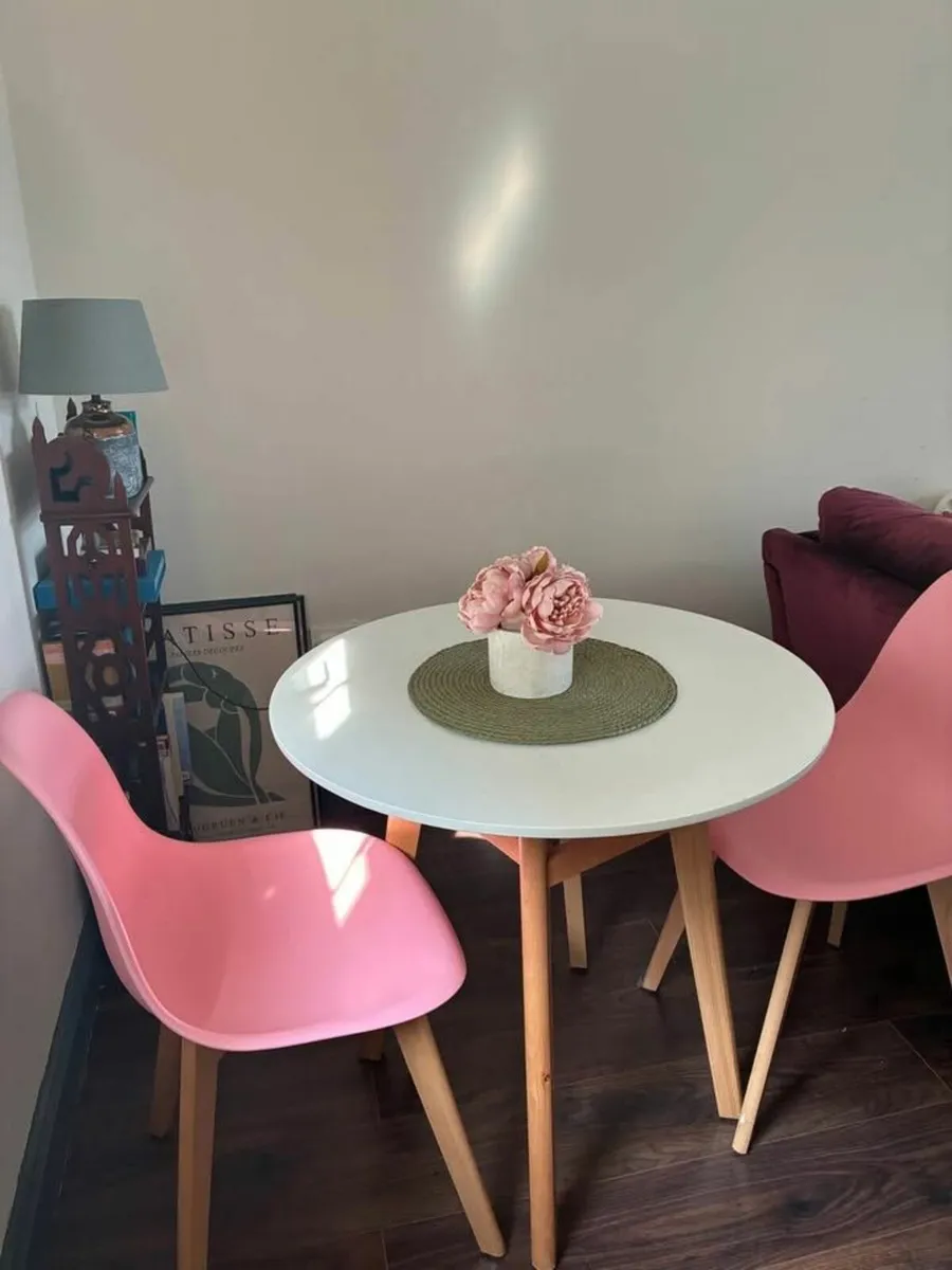 Table with 2 chairs