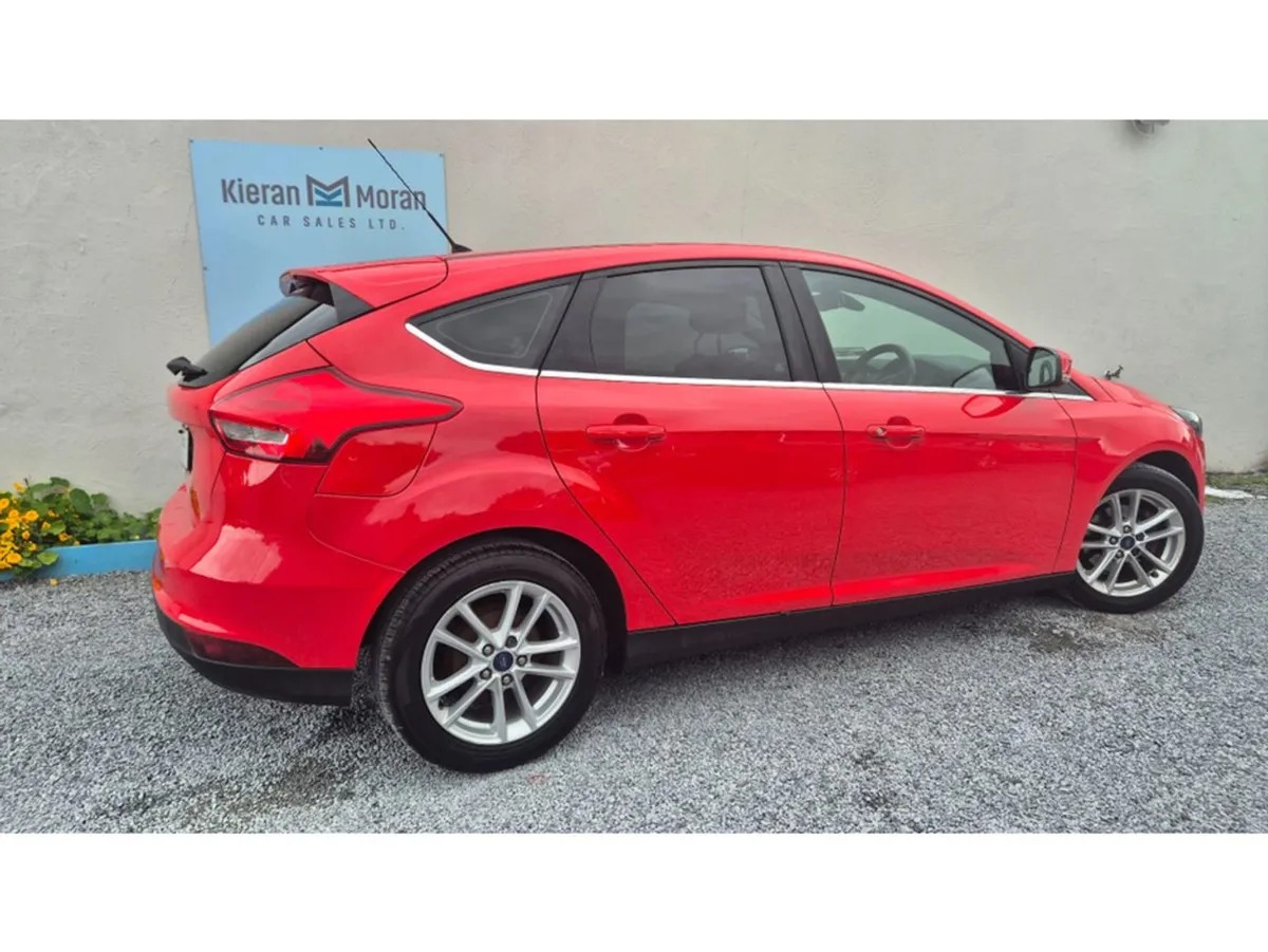 Ford Focus 5DR - Image 4