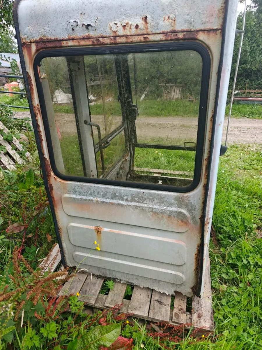 Hitachi Ex100 cab - Image 2