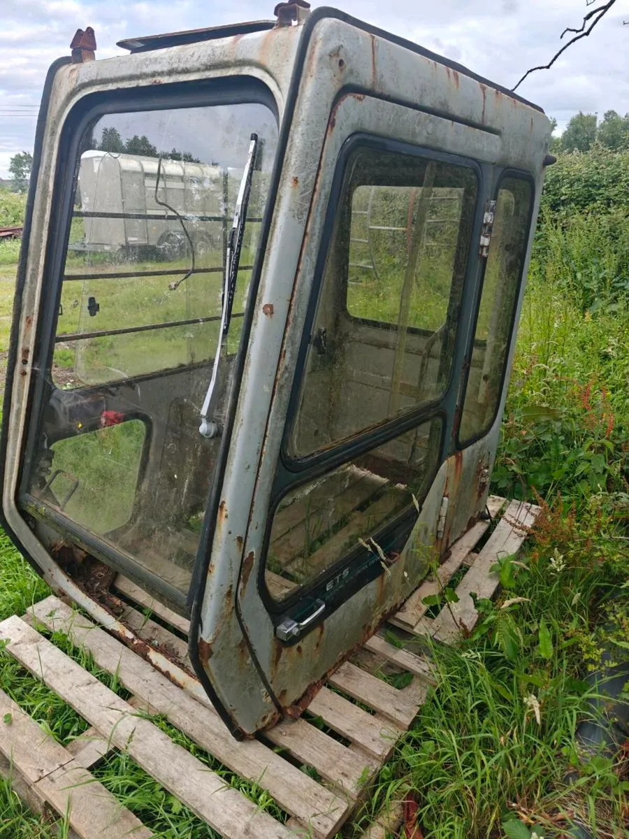 Hitachi Ex100 cab - Image 3