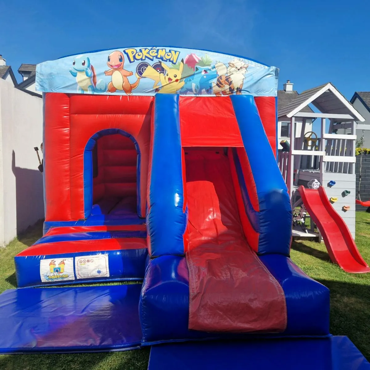 Bouncy castles with slide - Image 2