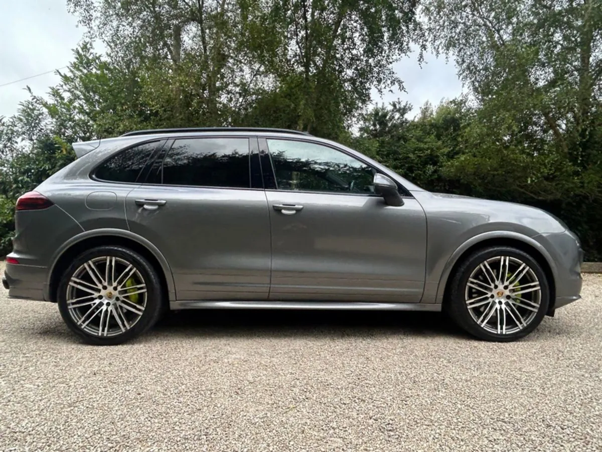Porsche Cayenne S E-hybrid  amazing Specification - Image 2