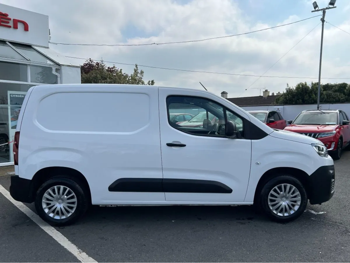 Citroen Berlingo LX Bluehdi 100 MWB 65 650KG My22. - Image 2