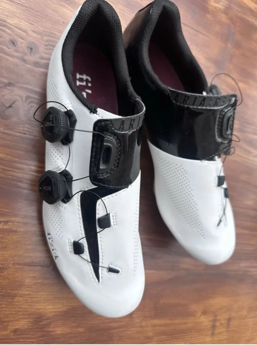 Fizik cycling shoes 8.5 - Image 1