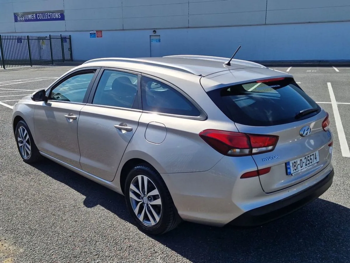 Hyundai i30 I30  Petrol  Deluxe Model  Tourer  Lo - Image 4