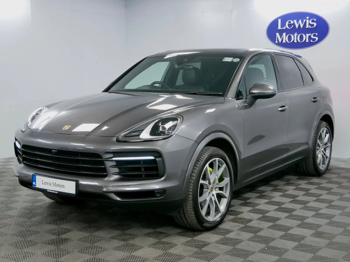 2023 Porsche Cayenne Hybrid - Image 4