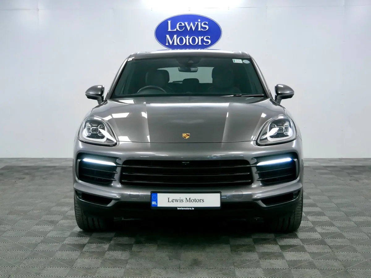 2023 Porsche Cayenne Hybrid - Image 3
