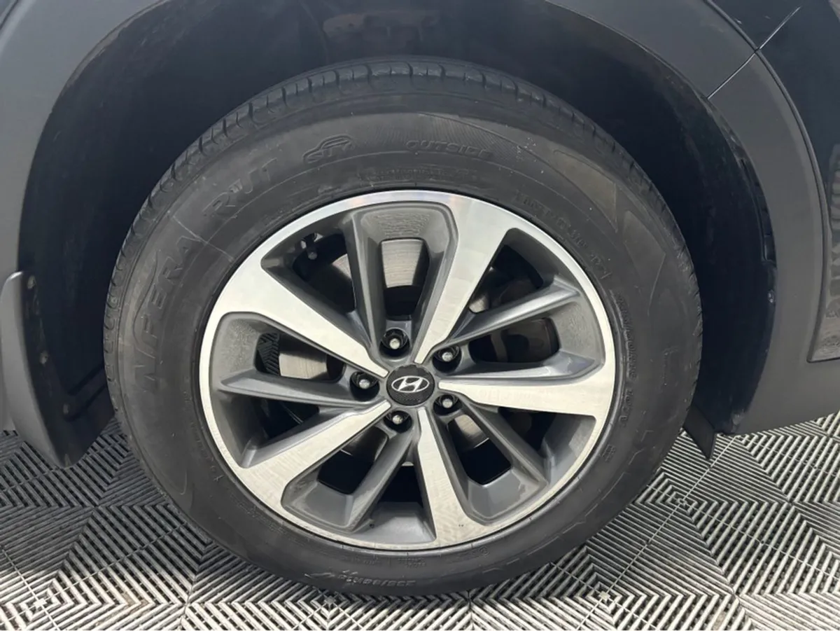 Hyundai Santa Fe 2WD Executive Plus 5DR - Image 2