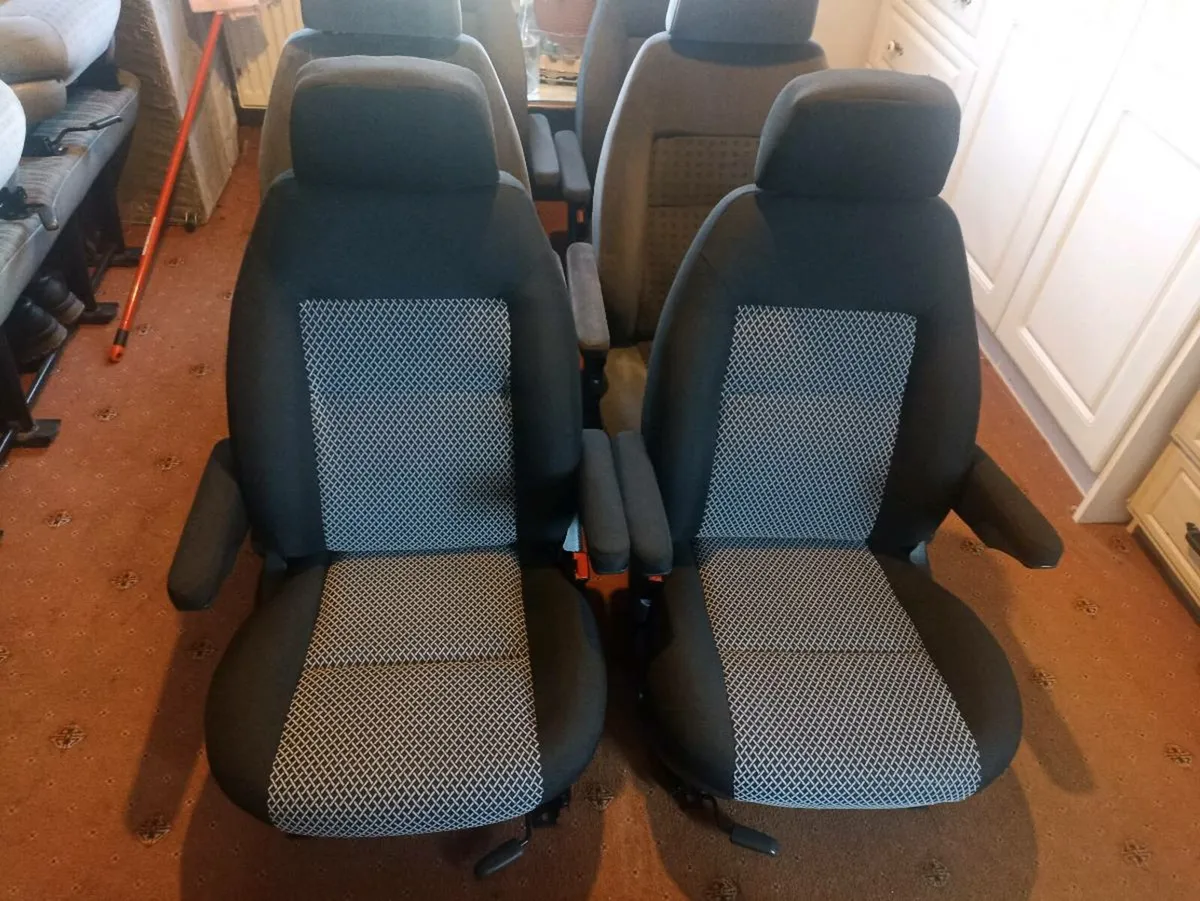 Swivel seats - Image 2