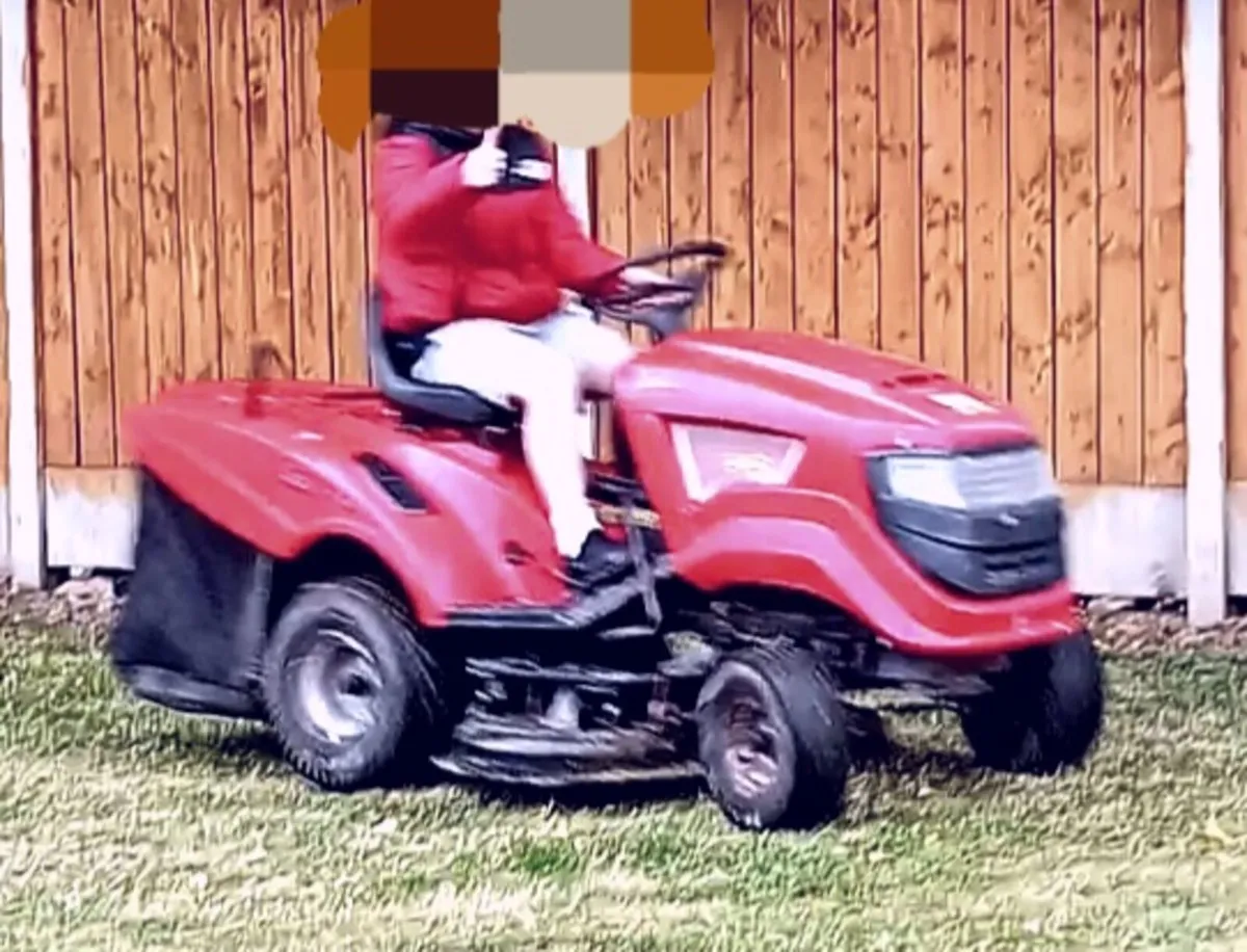 Ride on Lawnmower 13hp - Image 2