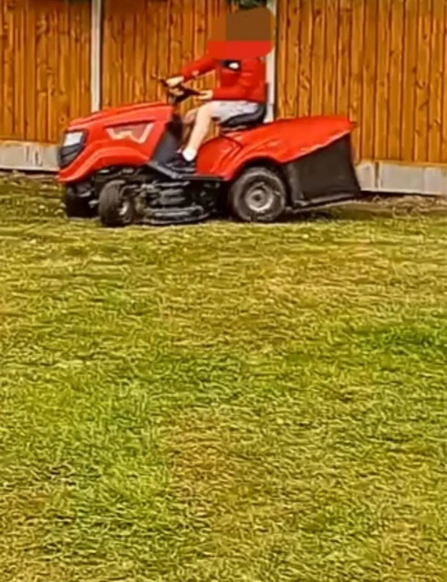 Ride on Lawnmower 13hp - Image 3