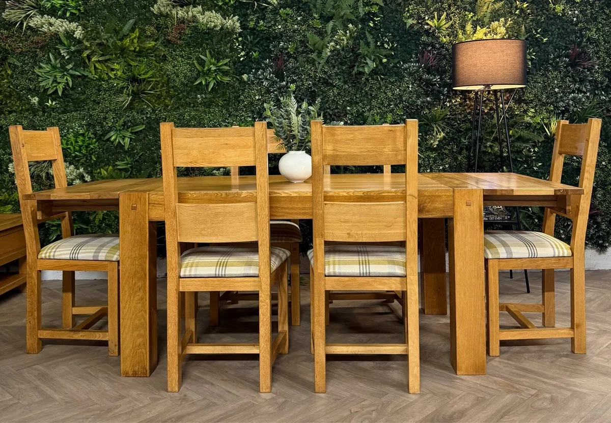 Extending oak kitchen table & 6 chairs - Image 1