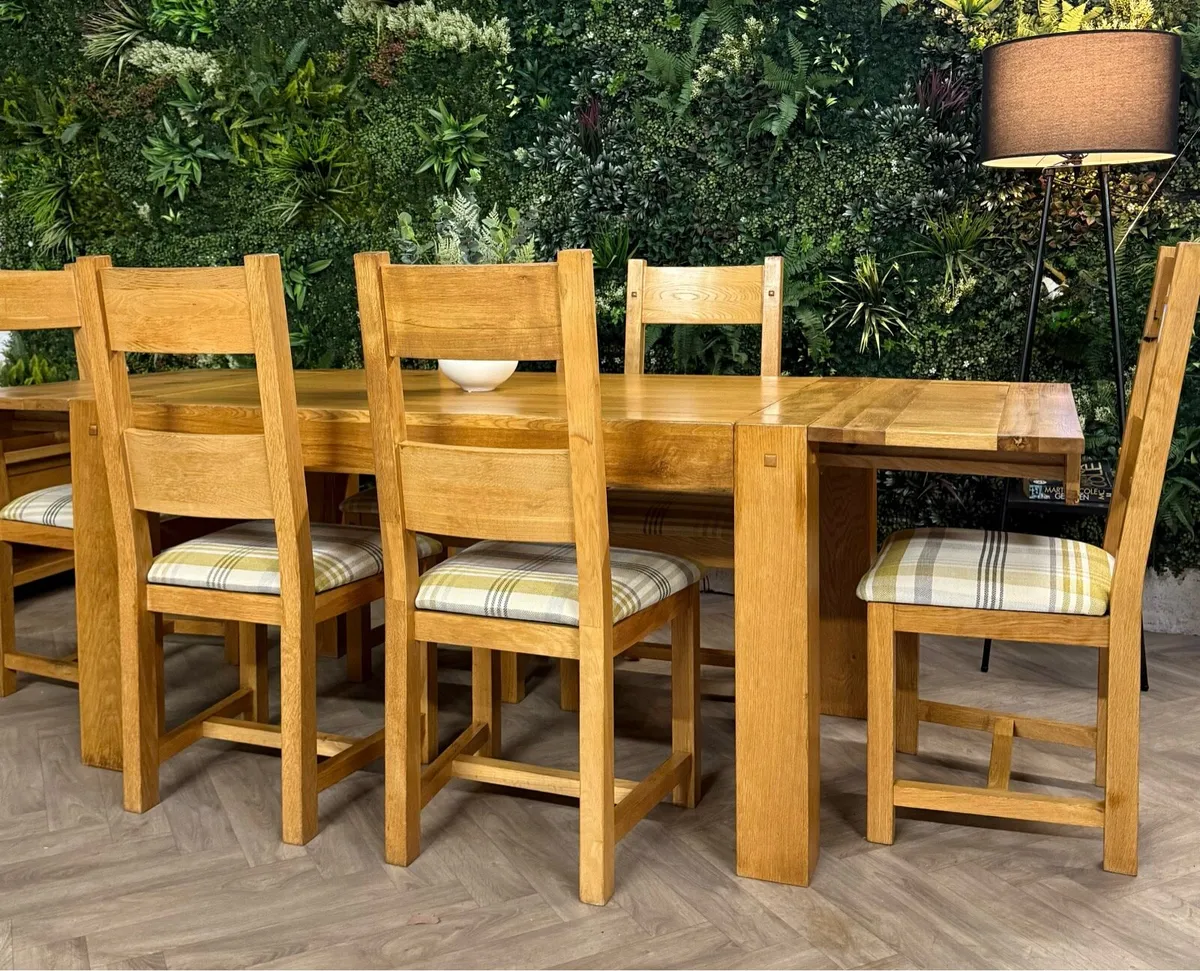 Extending oak kitchen table & 6 chairs - Image 2