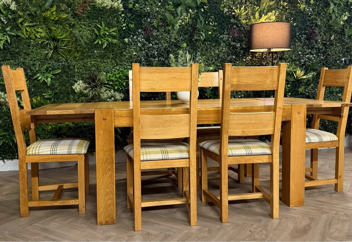 Extending oak kitchen table & 6 chairs - Image 3