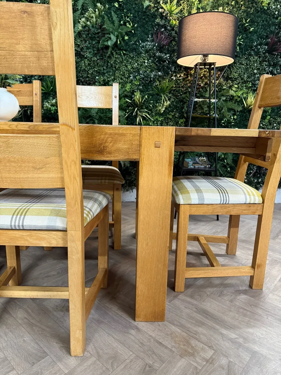 Extending oak kitchen table & 6 chairs - Image 4