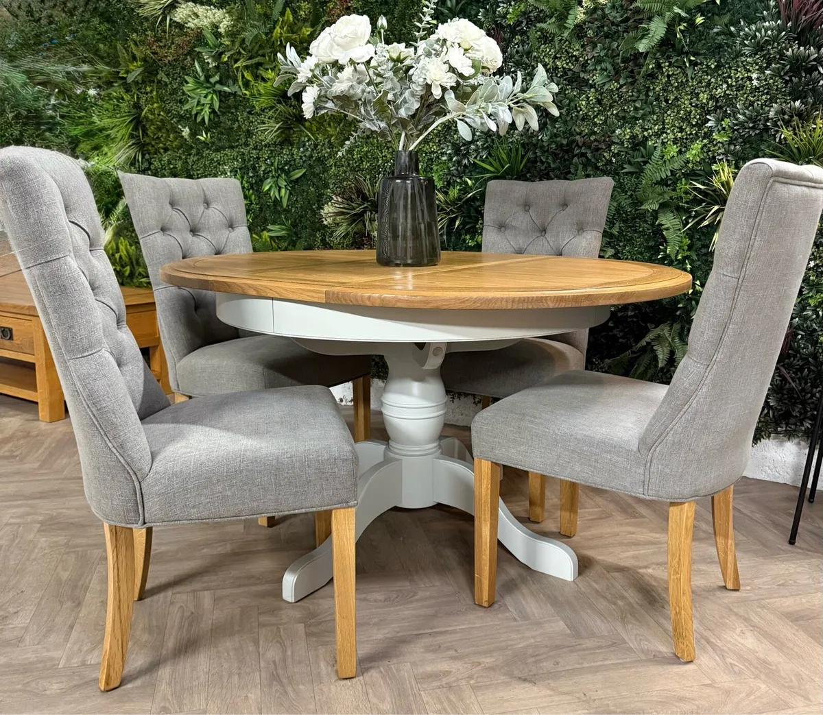 Extending oak kitchen table & 4 chairs - Image 1