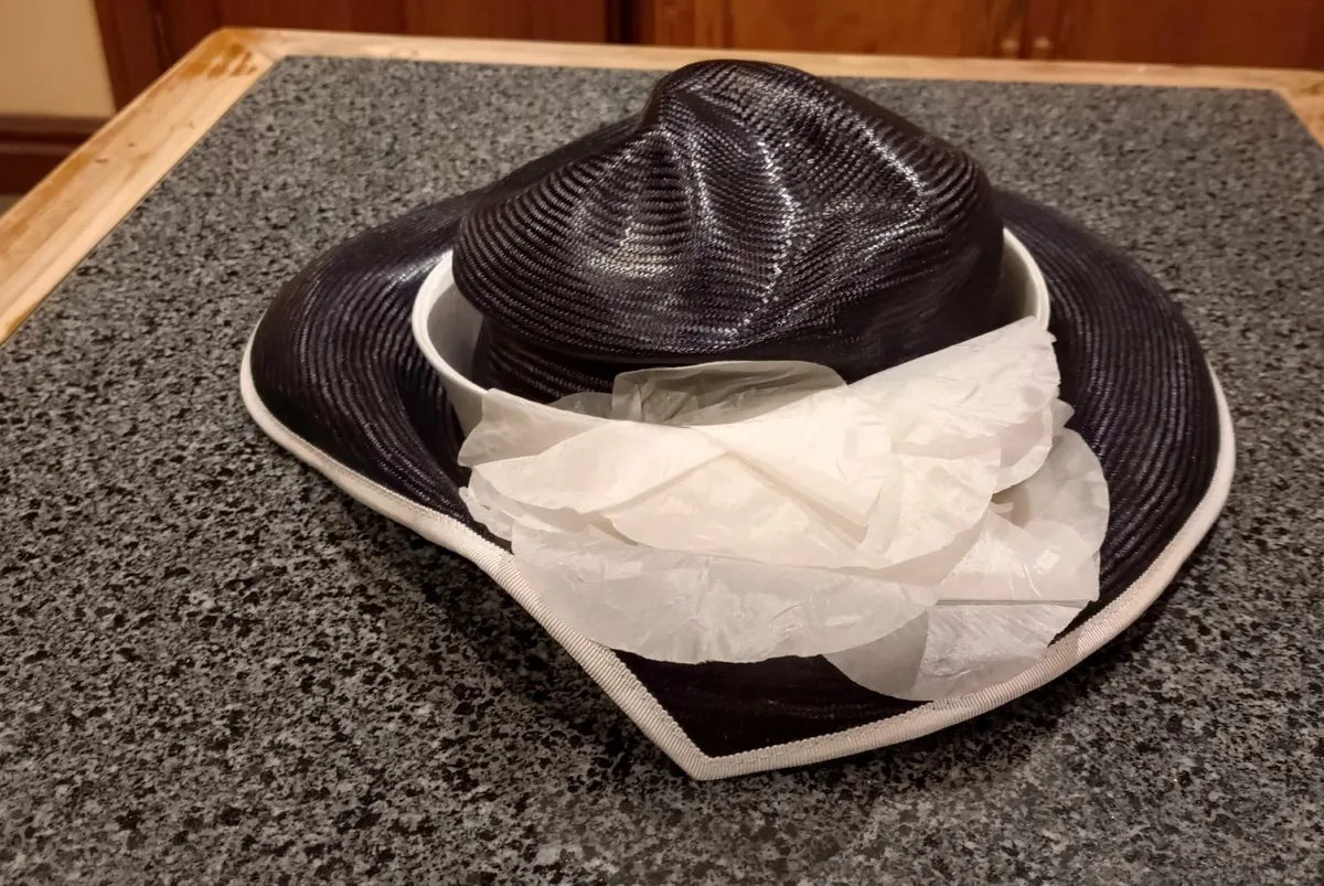 MORE LADIES HATS (USED). - Image 3