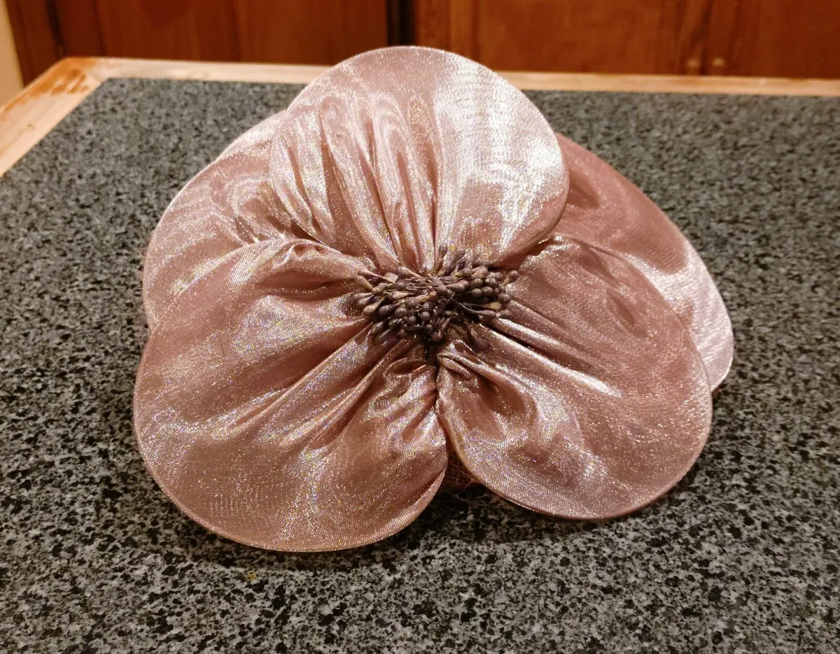 FANCY LADIES HATS (USED). - Image 4