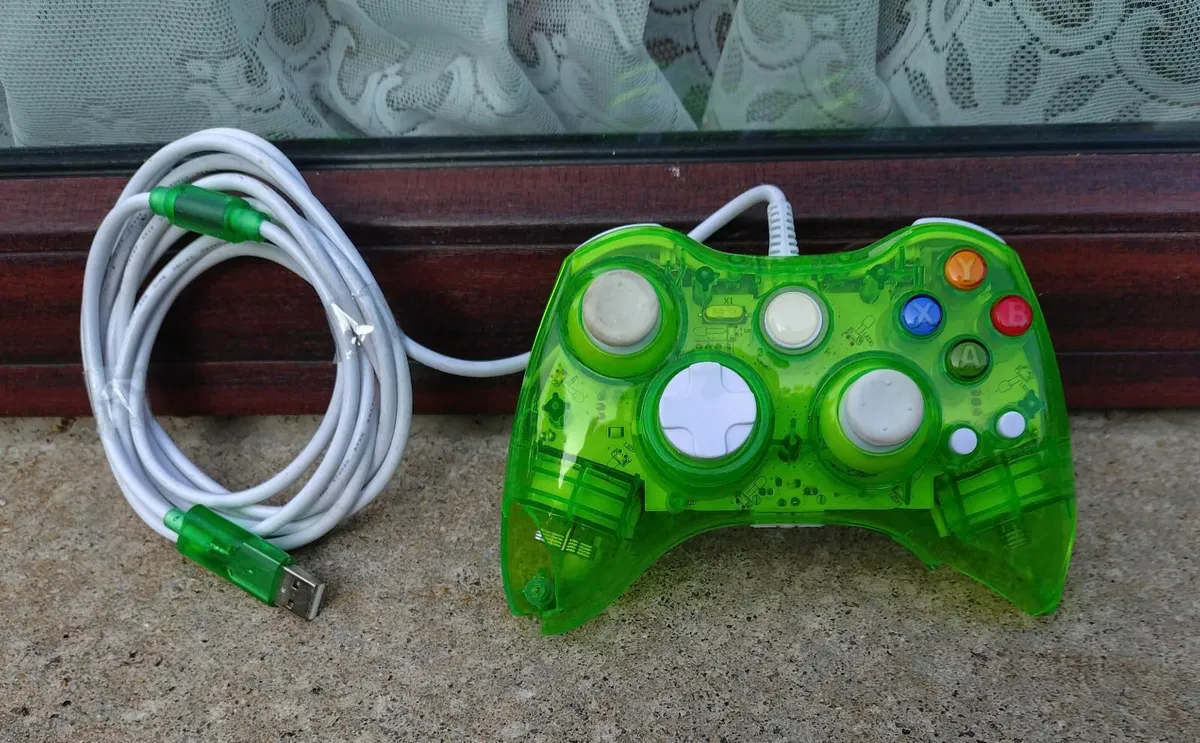 VIDEO GAME CONTROLLER (USED WITH DAMAGE). - Image 1