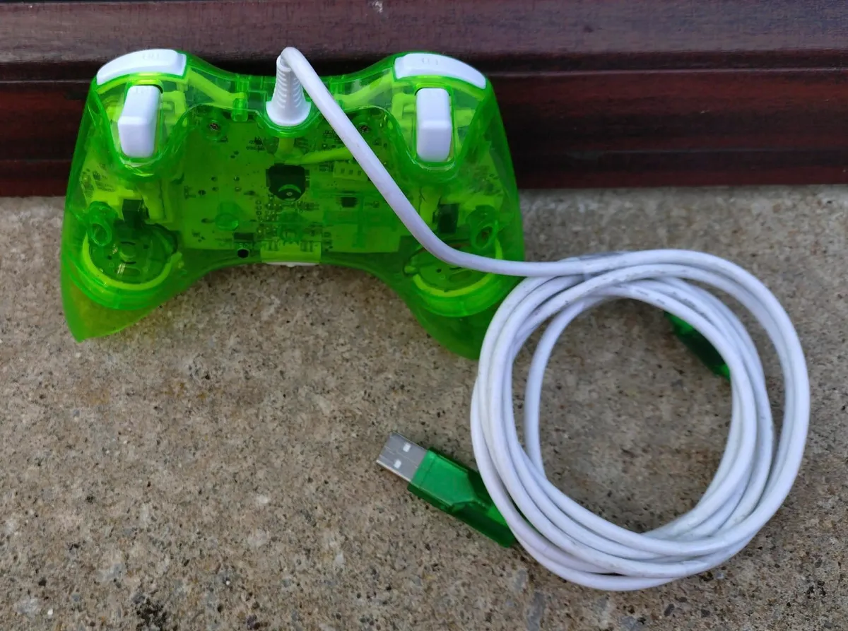 VIDEO GAME CONTROLLER (USED WITH DAMAGE). - Image 2