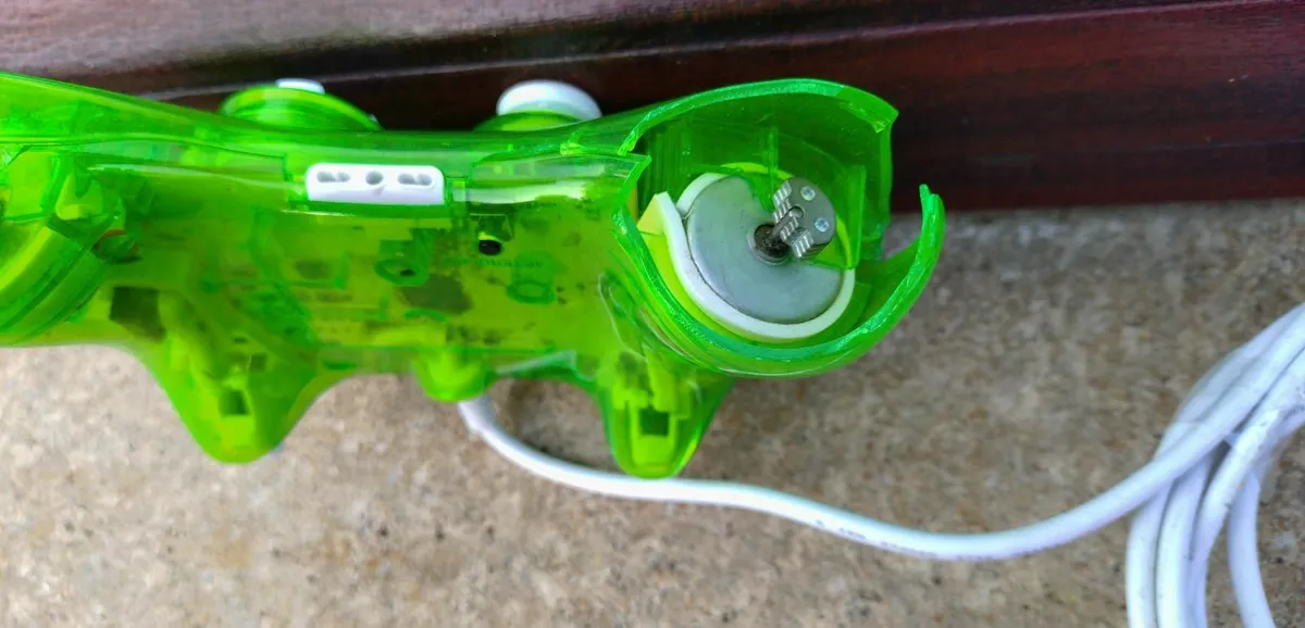 VIDEO GAME CONTROLLER (USED WITH DAMAGE). - Image 3