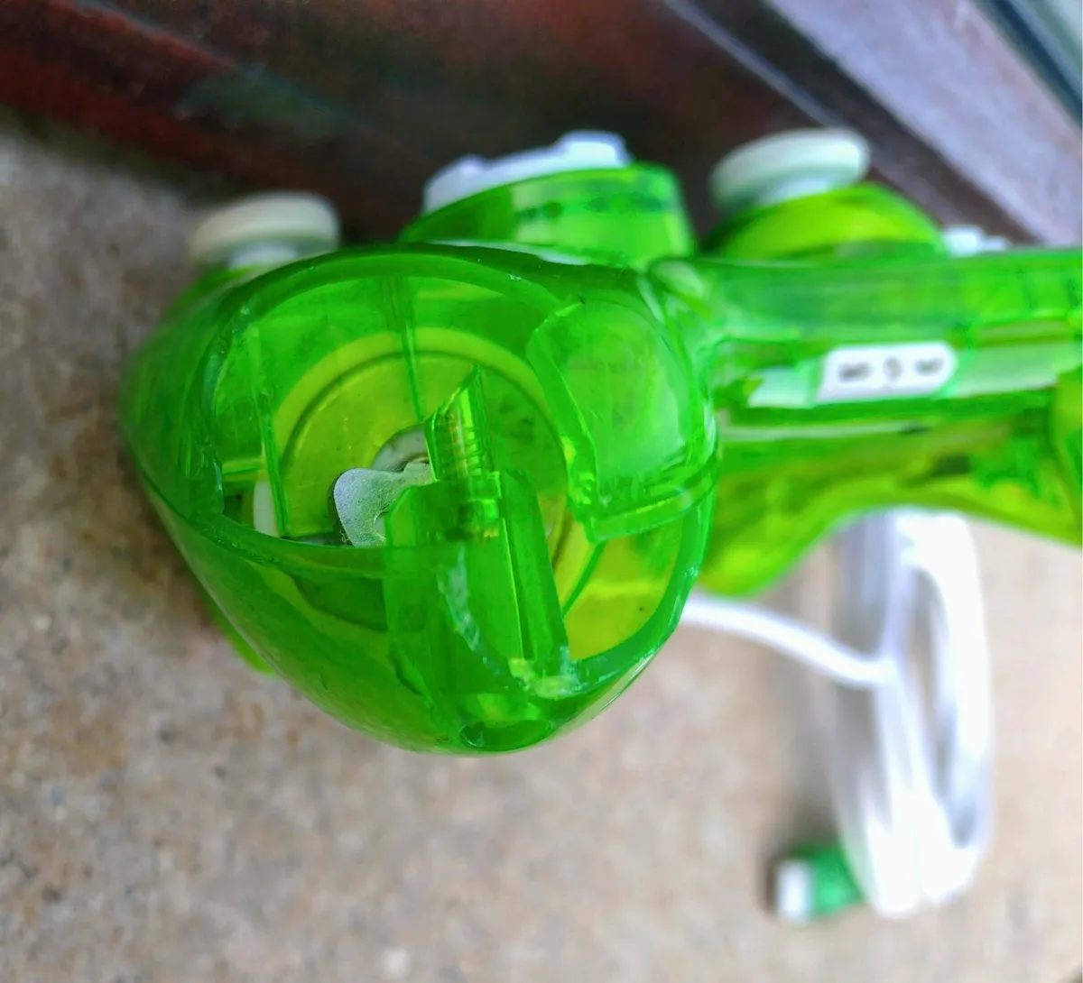 VIDEO GAME CONTROLLER (USED WITH DAMAGE). - Image 4